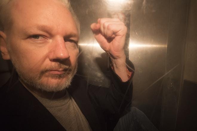 Julian Assange kuvattiin Lontoossa matkalla vankilaan toukokuun 1. päivä, kun hänet oli tuomittu vankilaan 50 viikoksi. KUVA: Neil Hall /EPA