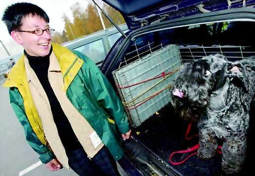 Kotimatkalle. Päivän urakka on ohi ja tamperelaiset Tiina Paukku ja Lassi suuntaavat kotimatkalle.