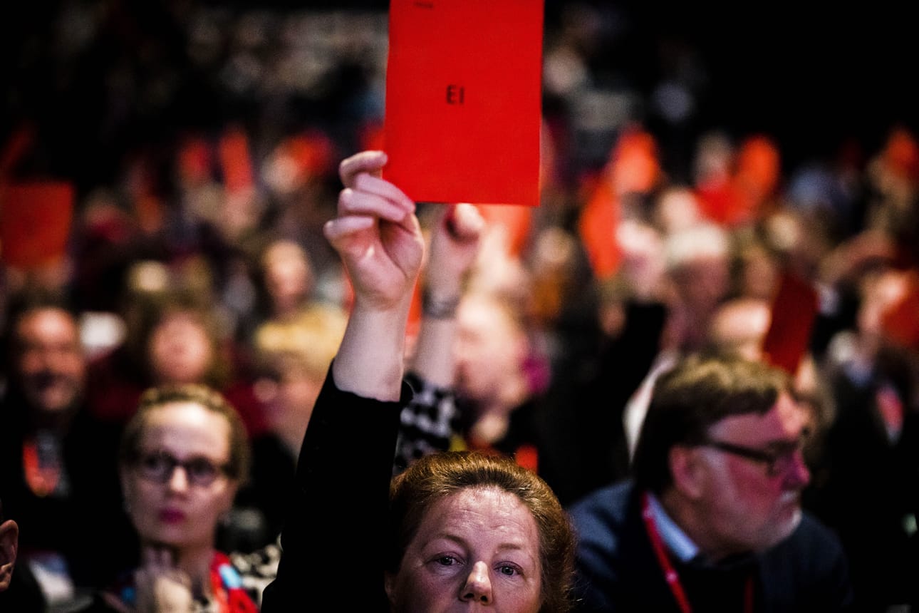 Sdp:n puoluekokoukseen osallistujia Lahden Messukeskuksessa lauantaina.