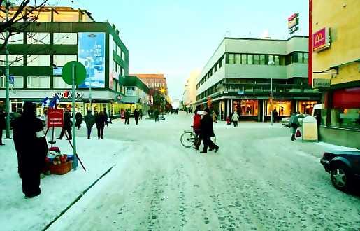 Isonkadun ja Kauppurienkadun risteykseen suunnitellaan keskustan uutta oleskelutilaa, jota autot eivät tuki.