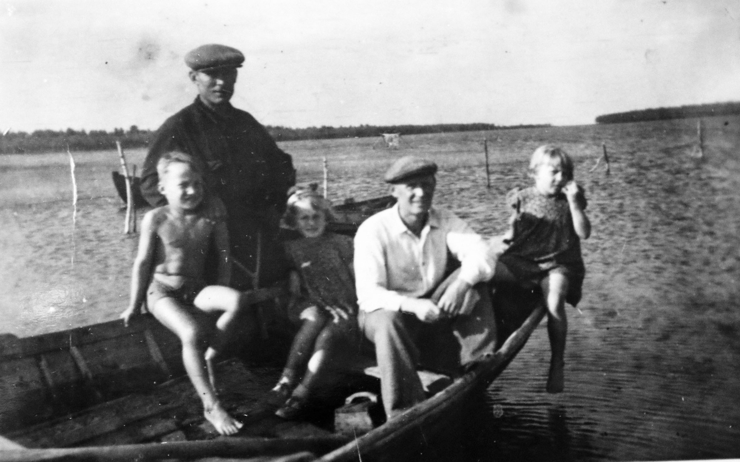 Vuonna 1951 Akionlahden Nauskan rannassa otetussa kuvassa nuottaveneen ääressä poseeraa Timo Ervasti Jaakko-isänsä ja Matti-setänsä sekä kaksossiskojensa kanssa.