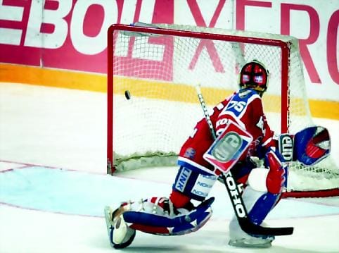 Voimaton. HIFK:n maalivahti Dave Stathos oli voimaton Ville Vahalahden pesäpallolyönnin edessä.