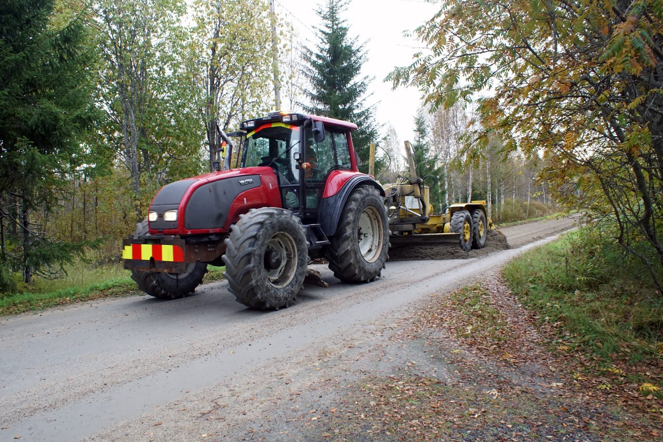 Yksityistien lanaus käynnissä. Kuvituskuva.