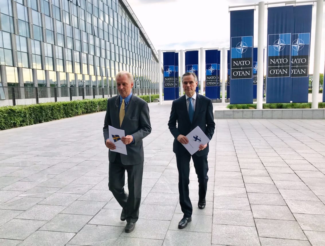 Suomen Nato-lähetystö jakoi Twitterissä kuvan historiallisesta hetkestä, kun Suomen Nato-suurlähettiläs Klaus Korhonen (oik.) ja Ruotsin Axel Wernhoff toimittivat maiden Nato-hakemukset yhtä aikaa.