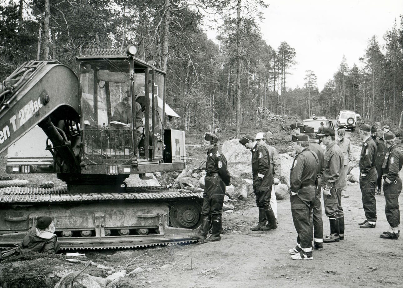 Elokuussa 1991 tunnelma Kessin metsätiellä kiristyi. Teuvo Niemelä kahlitsi itsensä kaivinkoneen telaketjuun ja Pentti Linkola hyttiin. Lopulta poliisit katkaisivat kettingit ja veivät Niemelän ja Linkolan putkaan. (Arkistokuva.)