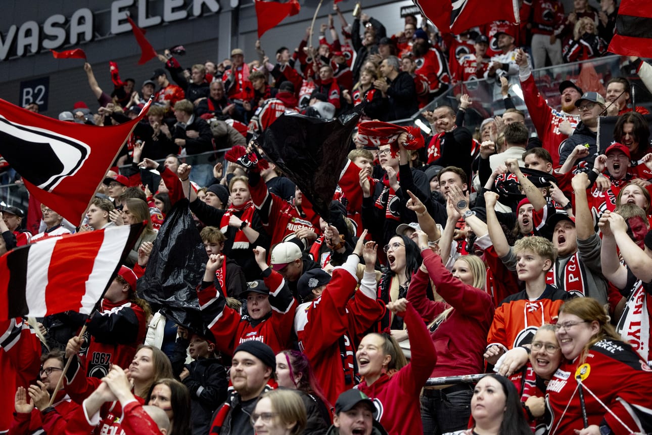 Vaasan jäähallissa juhli lauantaina tämä ryhmä: Porin Ässien kannattajat. Ässät kukisti Sportin 1–2.