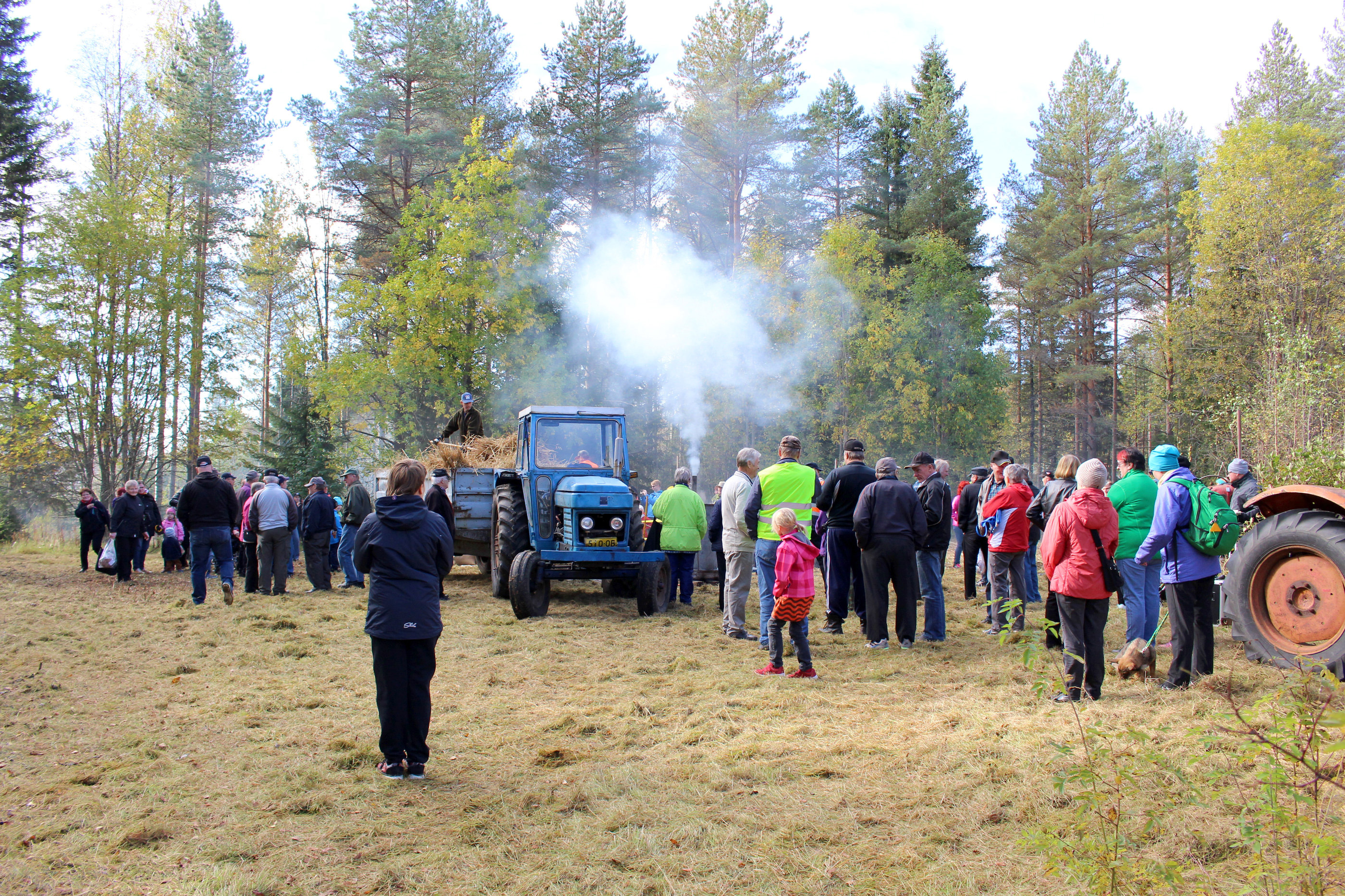 Markkinoilla kävi vähintään 250 markkinavierasta, joista monet halusivat nähdä, kuinka ryskyllä puidaan.