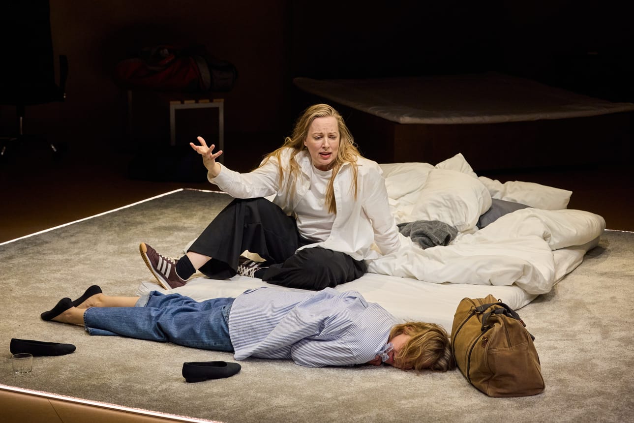 Totuus-näytelmässä Alice (Anni-Maija Koskinen, edessä) ja Vincent (Milla Kangas) ovat suhteessa, vaikka kumpikin on varattu. Koskinen ja Kangas ovat Vaasan kaupunginteatterin uusia kiinnityksiä viime syksyltä.
