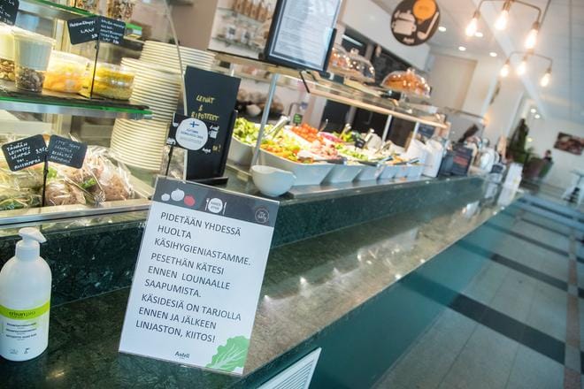 Koronapassia on voitu kysyä esimerkiksi ravintoloissa tietyillä alueilla. Nyt kun rajoitukset laajenevat, myös koronapassin käyttö on laajenemassa.