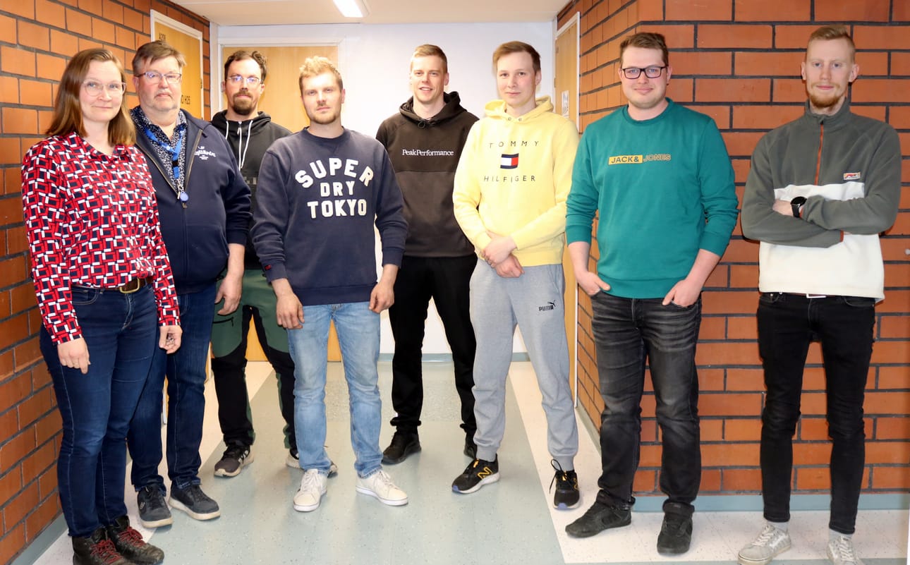 Jamin maatalousyrittäjävalmennuksesta valmistuneet kokoontuivat yhteiskuvaan. Kuvassa on valmistuneiden lisäksi vastuukouluttaja Timo Ikola.