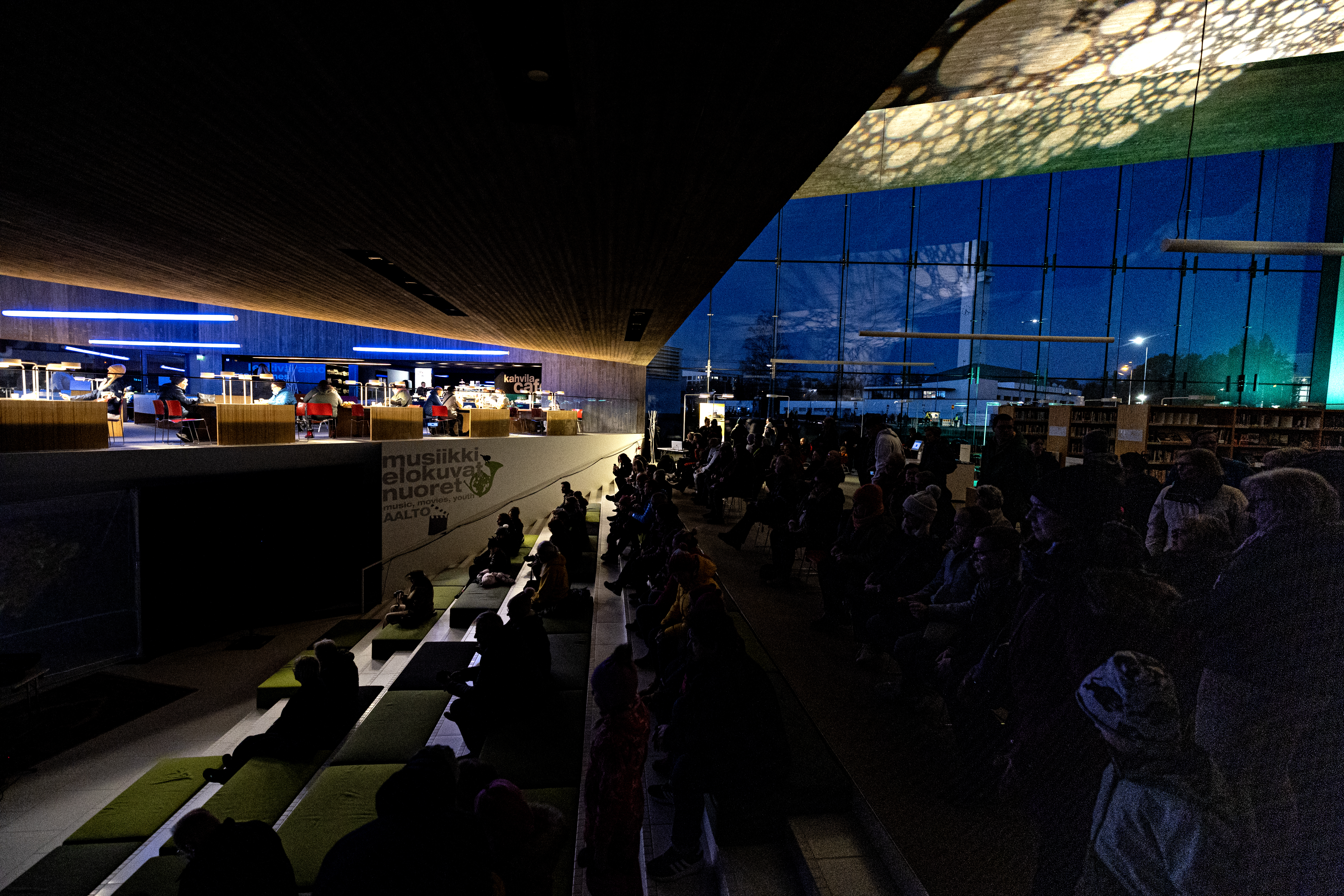 Apila-kirjaston lukuportaikko täyttyi tapahtumavieraista.