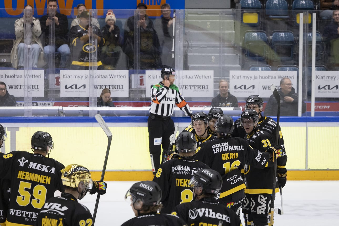 Kärppien voittomaalin tehneellä Jiri Tichacekilla riitti onnittelijoita. Seuraavina jonossa olivat Andreas Okany ja Tuukka Tieksola.