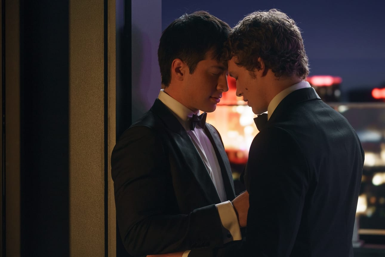 Tähtipelaajat Shane Hollander (Hudson Williams) ja Ilya Rozanov (Connor Storrie) joutuvat pitämään suhteensa salassa.
