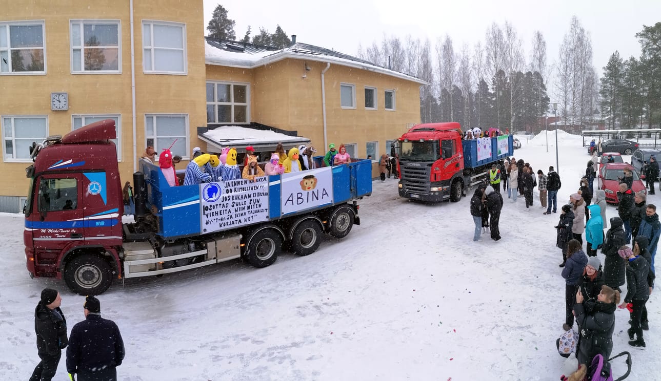 Alavudella abiturientit lähtivät ajelulleen kahdella kuorma-autolla.