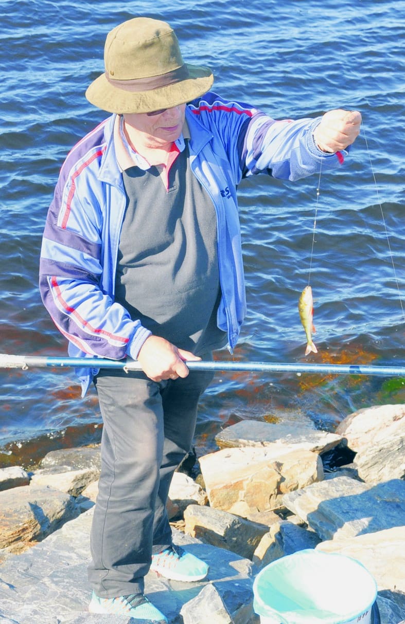 Heimo Lappalainen Varjakassa ongella.
