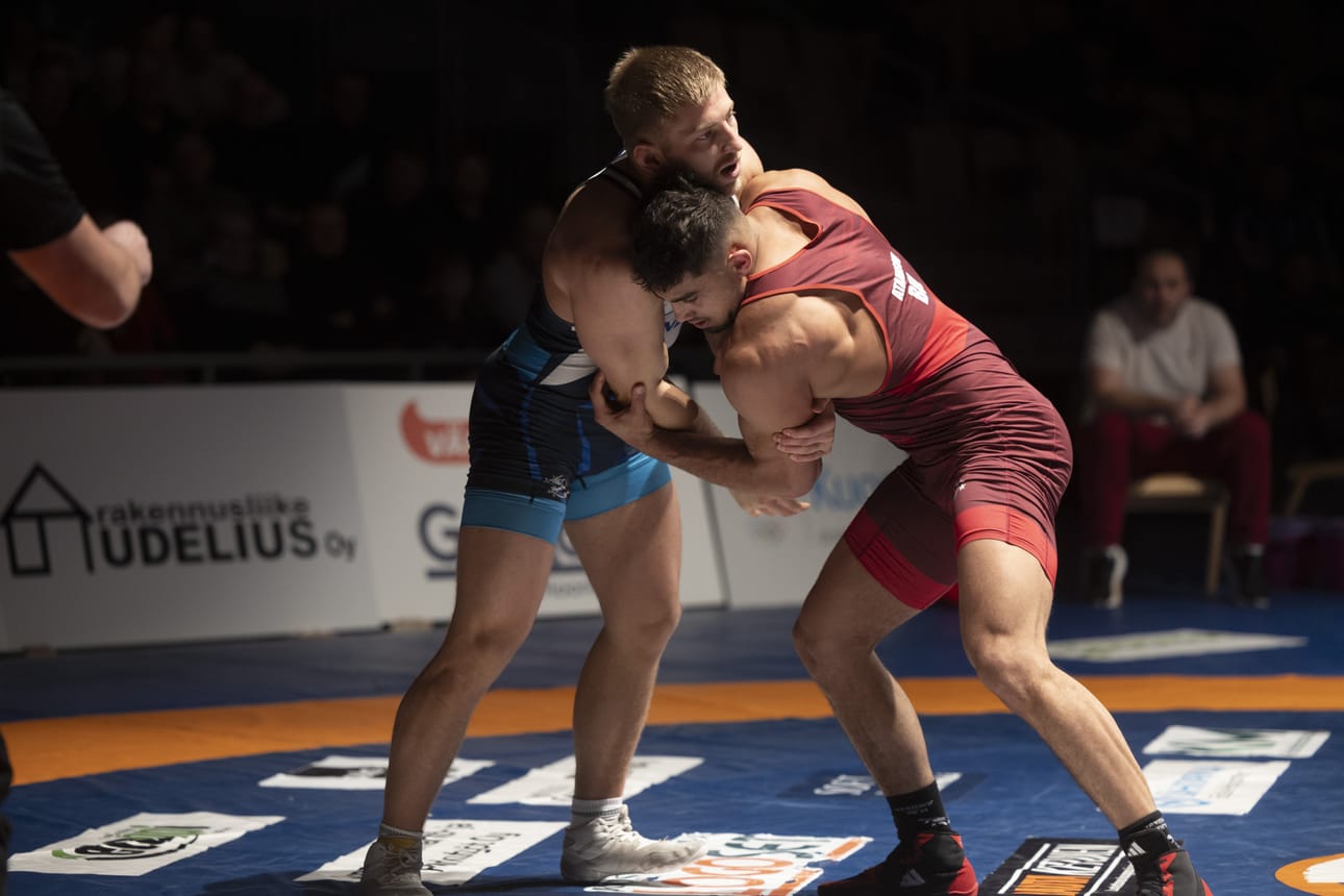 Waltteri Latvala (sinisessä) hävisi EM-kisojen avausottelunsa olympiavoittaja Semen Novikoville. Kuva on viime vuoden Arvo Haavisto -turnauksesta ottelusta Andrey Alanasovia vastaan. Arkistokuva.