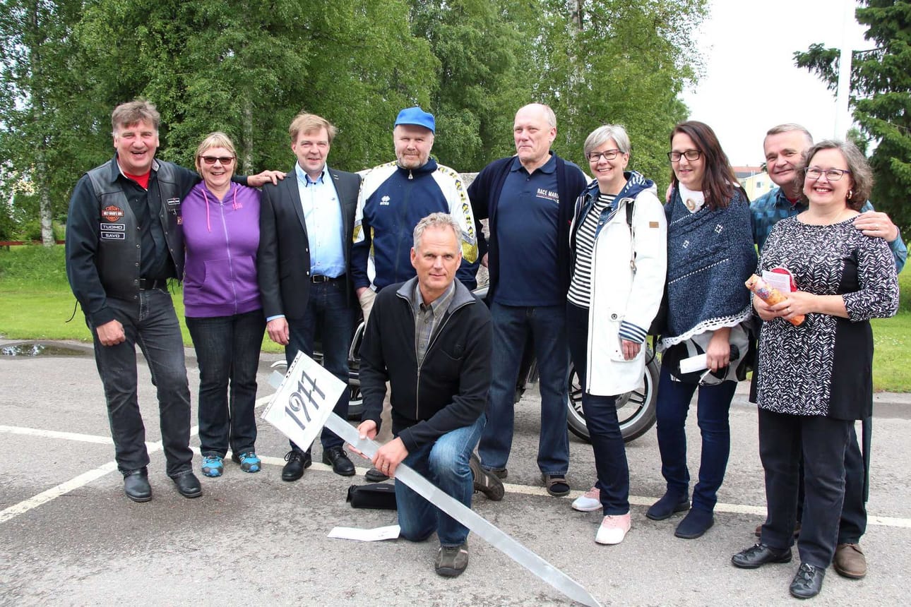 Kokoontumiseen ottivat osaa vuonna 1977 Oulaisissa peruskoulun päättäneet. Heistä motoristikirkossa oli Tuomo Lahtinen (vasemmalta), Anne Keskinen, Risto Lumiaho, Seppo Malmberg, Ari Honkakoski, Anne Karhula os. Häkkilä, Ritva Isokangas os. Luiskala, Aarne ja Pirkko Rautiola sekä etualalla Sakari Martikainen.