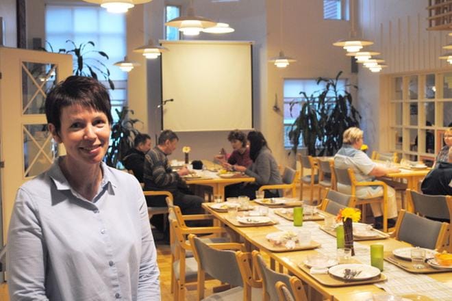 Palveluvastaava Miia Kallio kertoo Lukkarinhovin oleva täynnä toimintaa. KUVA:EEVA-LIISA KULJU