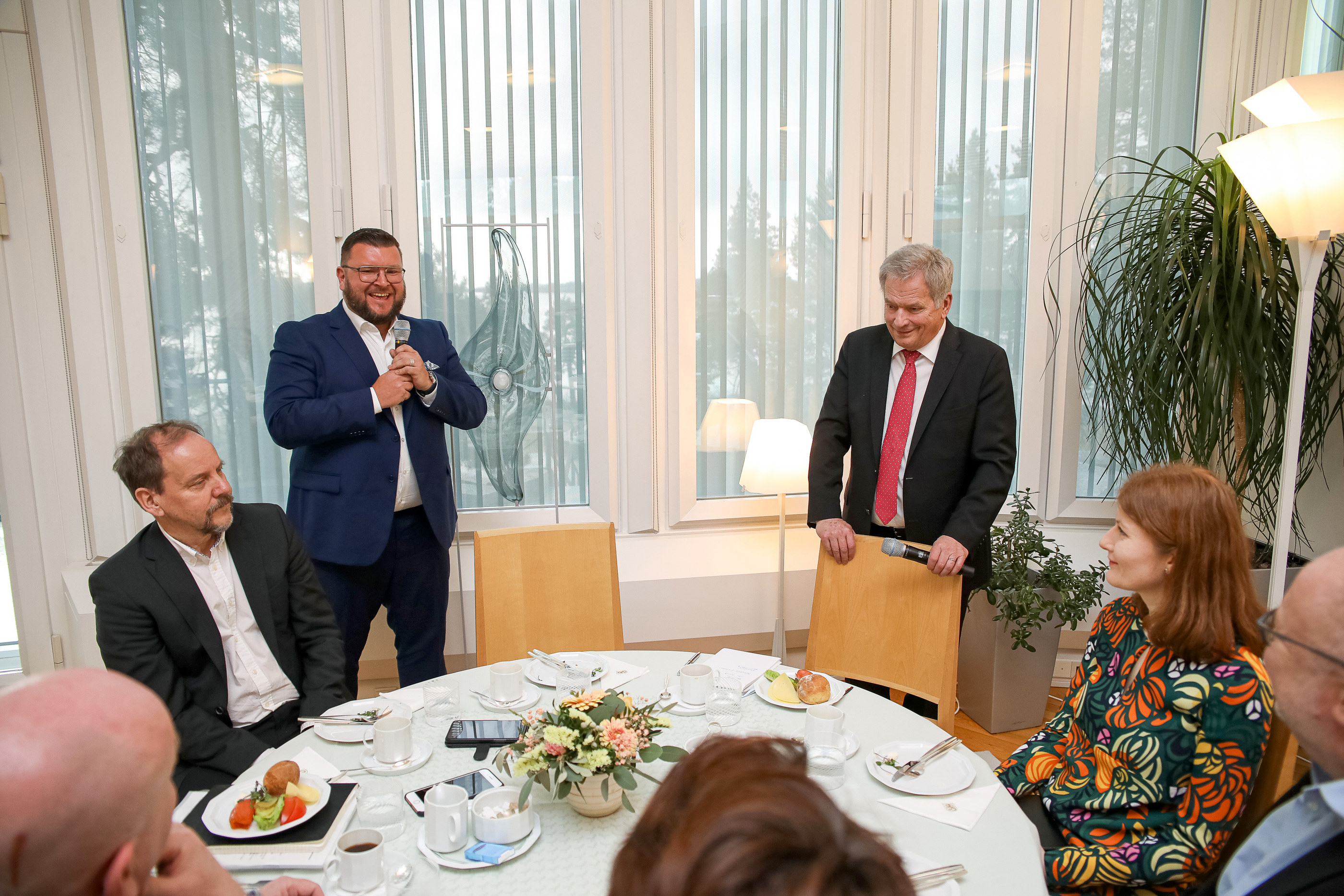 <p>Presidentti painotti lukemisen tärkeyttä. ”Lukiessa oppii paitsi ihan faktaa myös elämänasennetta. Se kuuluu sivistykseen. Kun nuorelle selviää, että elämässä ei pärjää lukematta, niin se lukemishalujakin sitten vähän kasvattaa.”</p>