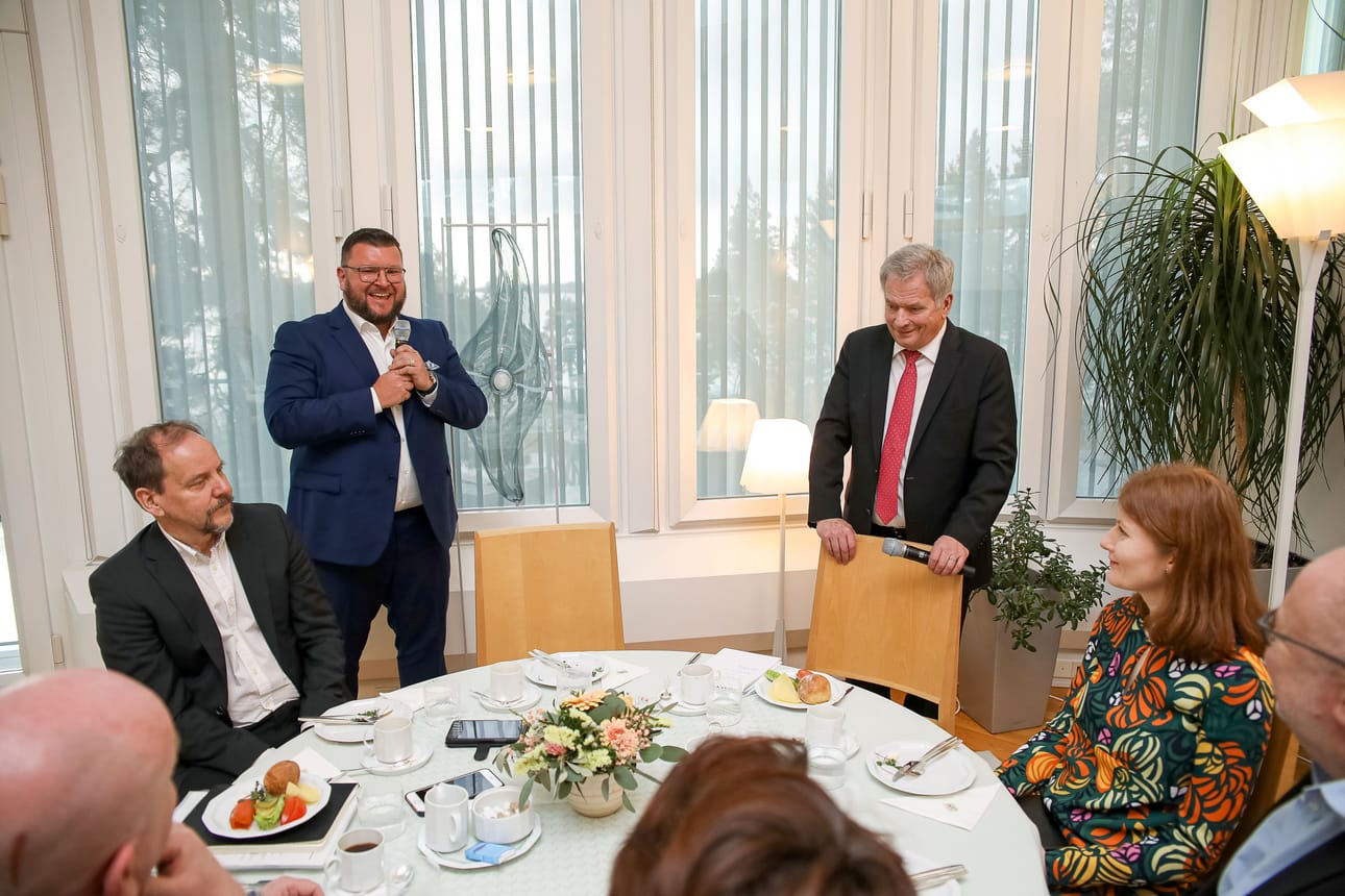Presidentti painotti lukemisen tärkeyttä. ”Lukiessa oppii paitsi ihan faktaa myös elämänasennetta. Se kuuluu sivistykseen. Kun nuorelle selviää, että elämässä ei pärjää lukematta, niin se lukemishalujakin sitten vähän kasvattaa.”