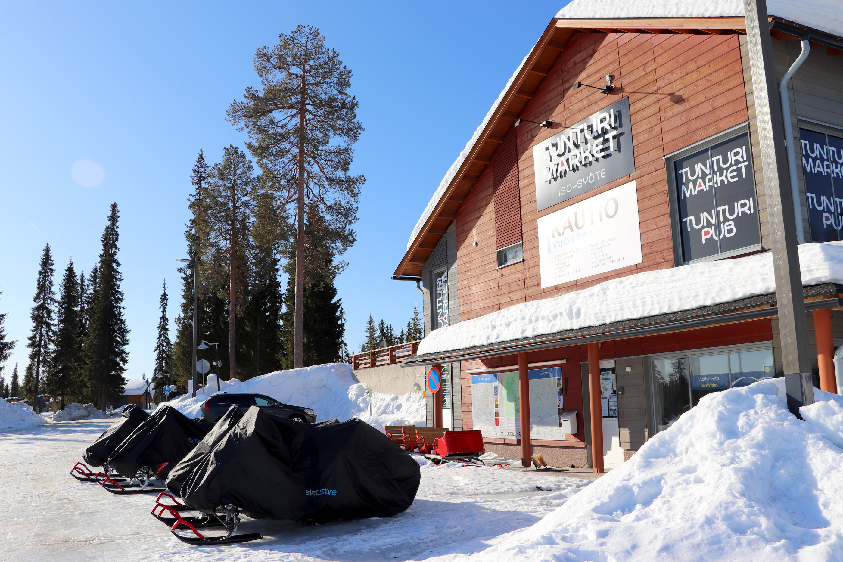 Tunturi marketin yrittäjä Minna Puolakka kertoo, että asiakkaita on riittänyt. Lähes kaikki muut alueen palvelut ovat kiinni koronavirustilanteen takia. Puolakan mukaan asiakkaat ovat hyväntuulisia, ja kaupassa piipahtaa paljon esimerkiksi alueella normaalioloissa töissä olevia, joilla nyt on tullut vapaa-aikaa kevään komeimpien kelien aikaan.