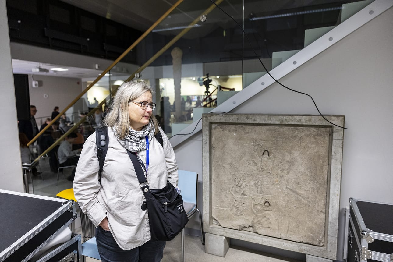 Oulun yliopiston tiloissa on betonilaatta, johon Alvat Aalto jätti aikoinaan kädenjälkensä. Aallon Ouluun suunnittelemiin kohteisiin perehtynyt Pia Krogius on esitellyt laatan historiaa arkkitehtiopiskelijoille.