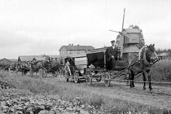Matti Tynin mukaan hautaussaatot saattoivat olla satojen metrien pituisia. Härmä-seuran historiallinen kuva on Alahärmästä. Siinä saattoväki matkaa Markkulan emännän hautajaisiin.