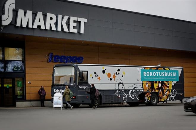 Seinäjoen terveyskeskuksen aloittamaa rokotebussikiertuetta jatkaa Seinäjoen sairaala. Kuva Kari Löfhjelm