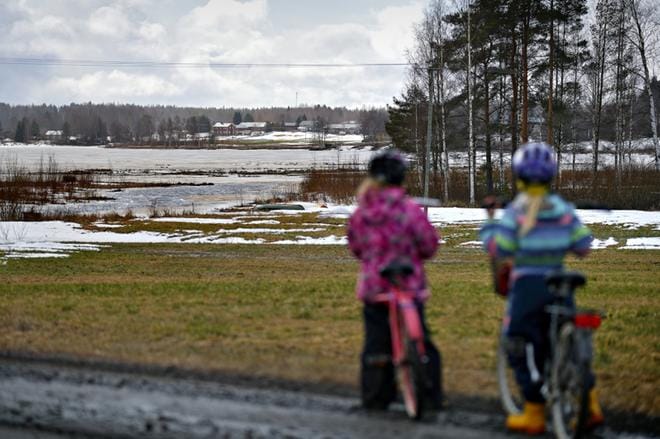 Paalijärvellä sunnuntai-iltana kuultua paukausta ihmeteltiin vielä seuraavanakin päivänä. KUVA: TOMI KOSONEN