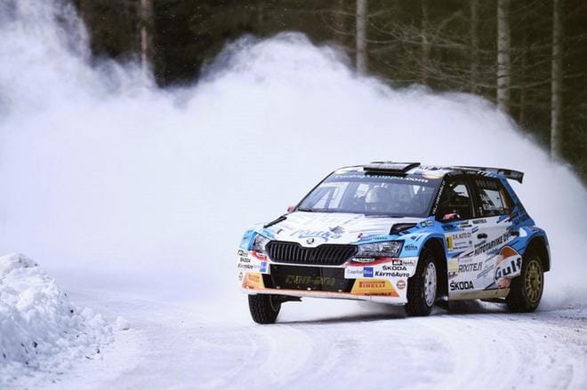 Teemu Asunmaa ja kartanlukija Marko Salminen pitivät kelpo vauhtia SM O.K. Auto-Rallin ensimmäisellä erikoiskokeella. KUVA: HANNU RAINAMO