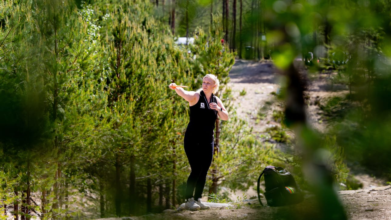 Oulun Frisbeeseuran Jenni Engström nappasi Pikkaralan radalla järjestetystä kotimaan pääkiertueen osakilpailusta kolmannen sijan.