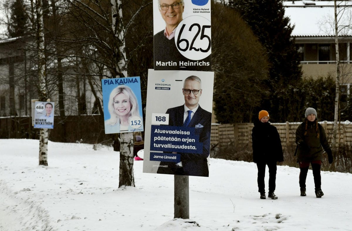 Aluevaalimainontaa Matinkylässä Espoossa tammikuun alussa. LEHTIKUVA / JUSSI NUKARI