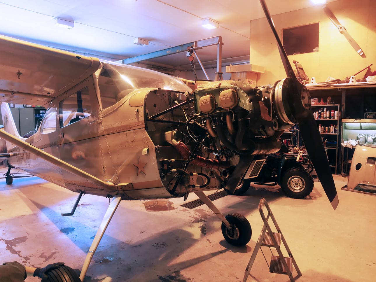 Cessna on muutettu puskakoneeksi ja siihen on muun muassa vaihdettu 180 hevosvoiman moottori. Koneen lempinimi on Golden Hawk.