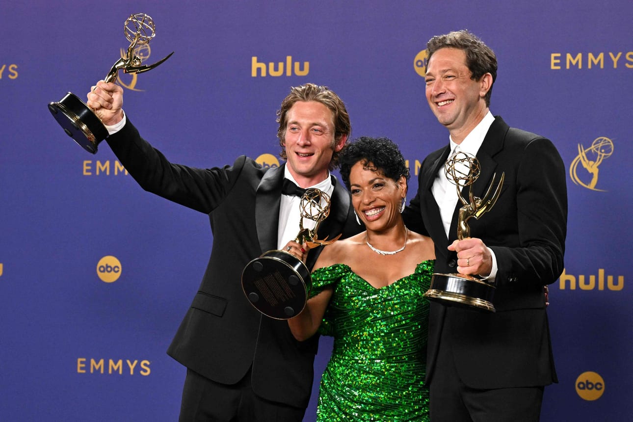 Tammikuun Emmy-gaalassakin pöytää puhdistaneen The Bearin tähdet Jeremy Allen White (vas.) , Liza Colon-Zayas ja Ebon Moss-Bachrach palkittiin sunnuntaina Emmy-pysteillä rooleistaan suositussa ravintolamaailmaan sijoittuvassa sarjassa. LEHTIKUVA/AFP