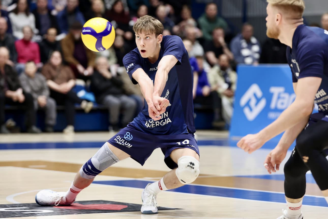 AC Oulu Volley saavutti liigahopeaa kaudella 2025–2026. Kuvassa pallon vastaanottajana Kaapo Vanhatupa.