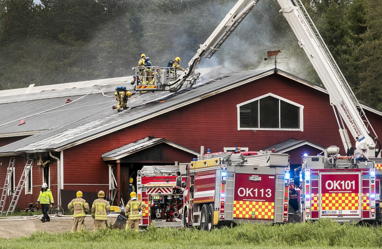 Navettaa oli sammuttamassa yhteensä 11 pelastuslaitoksen yksikköä.