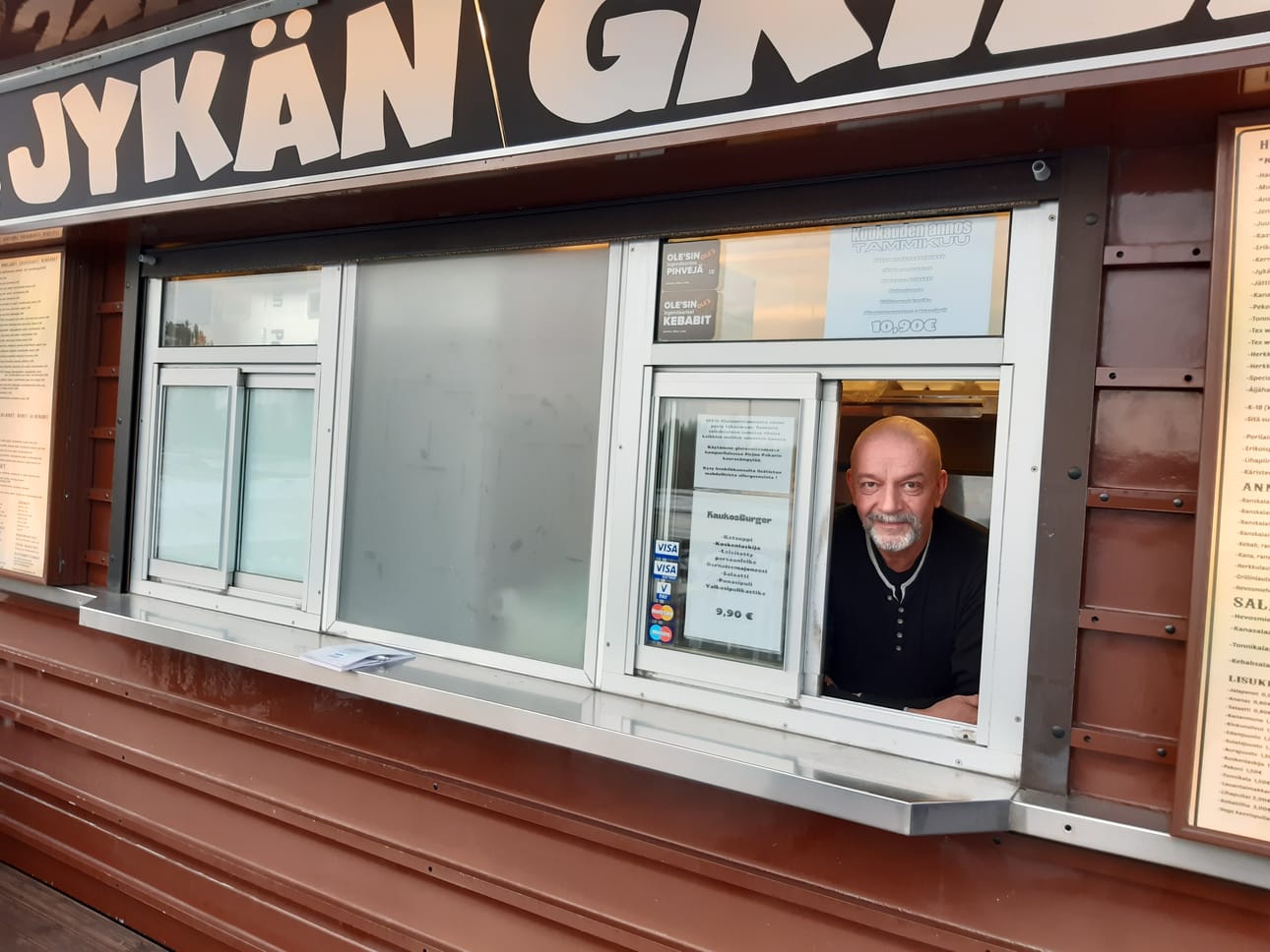 Jyrki "Jykä" Kalmu on pitänyt grilliä 23 vuotta. Siinä ajassa hän on nähnyt monia muutoksia mutta myös sen, että tietyt asiat eivät saa muuttua.