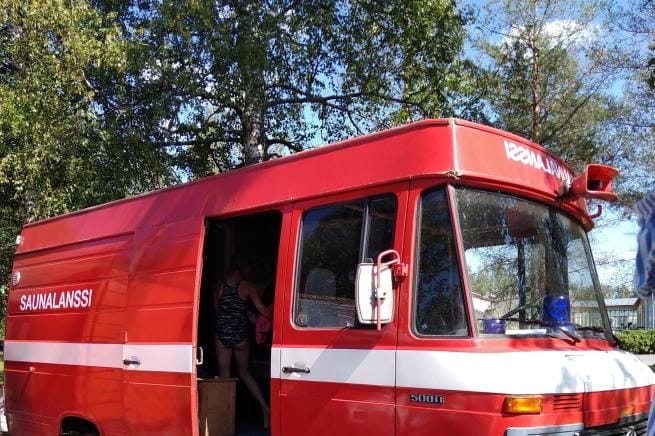 Vanhasta ambulanssista voi mielikuvituksellisissa hyppysissä tuunata vaikka saunalanssin.