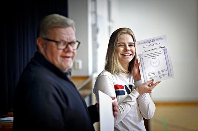 Puhekilpailun tuomari ja Kurikan lukion entinen opettaja Kari Parkkali kehui Eerika Mäki-Paavolan puheita rakenteeltaan sujuviksi. Mäki-Paavola on harjoitellut puhumista lukion puhekurssilla. KUVA: KARI LÖFHJELM