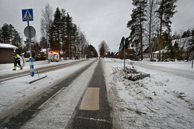 Näätätien ja Kivisaarentien risteyksen turvallisuuden parantamisesta tehtiin valtuustoaloite. Kuva: Kari Löfhjelm