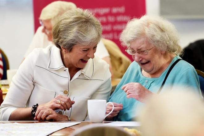 Britannian pääministeri Theresa May (vas.) tapasi seniorikansalaisia Lontoon Vauxhallissa maanantaina. KUVA: EPA/FACUNDO ARRIZABALAGA
