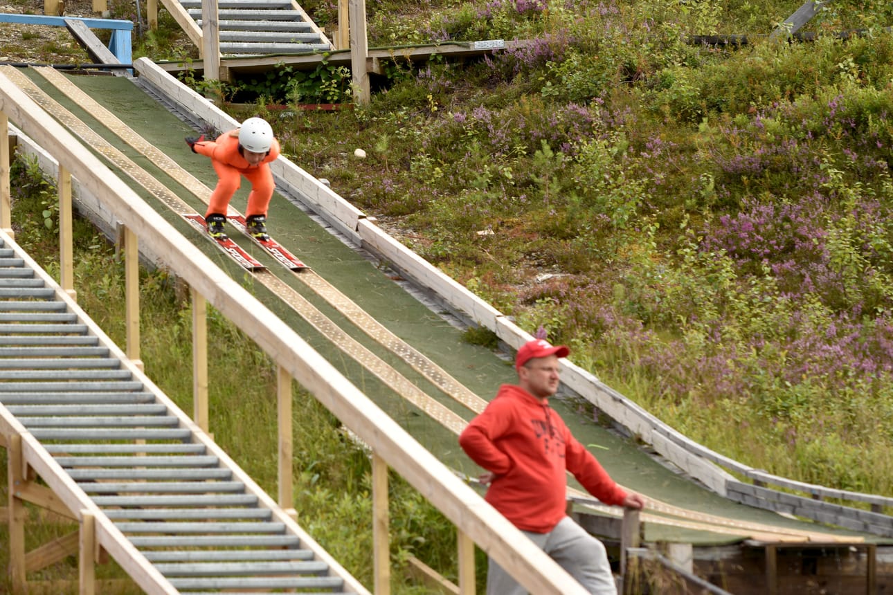 Mäkihyppyä harjoitellaan kesäkaudellakin. Sara Leino laskee muovista ylämäkeä. Harjoituspaikkana Taivalvaara kuuluu koko valtakunnan mittakaavassa parhaimmistoon.