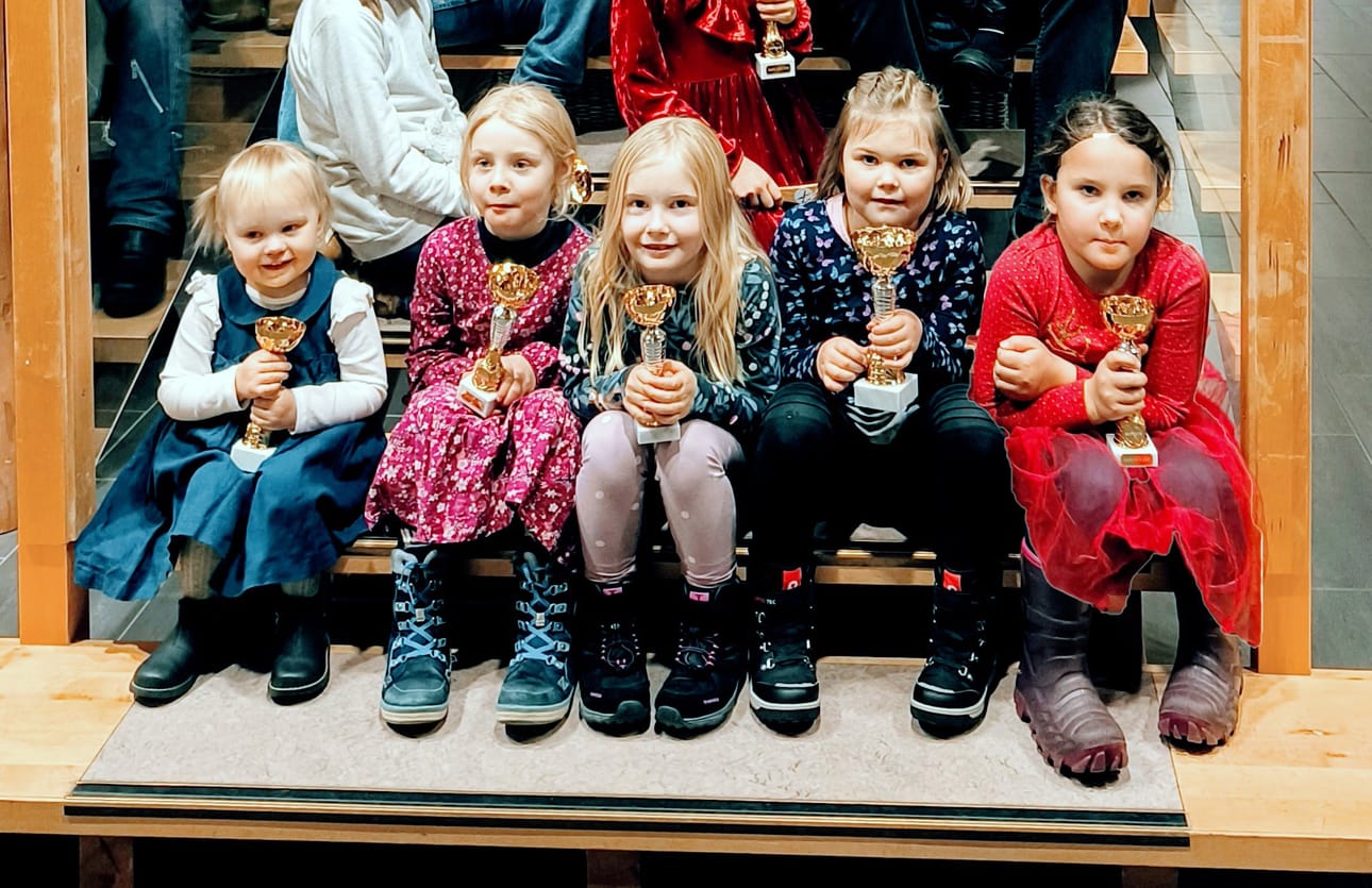 Pienimmät Suunta-Jurvan palkitsemat suunnistajat istuivat Sellan portaiden alapäässä.