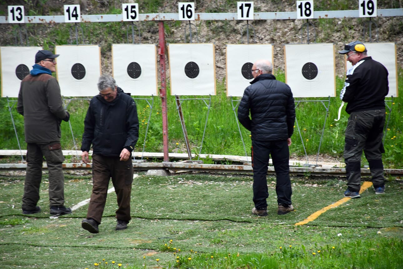 Ampujat kävivät tutkimassa pistoolisarjojensa onnistumisia.