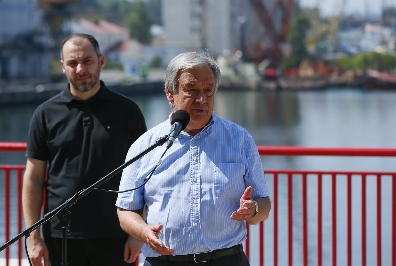 YK:n pääsihteeri Antonio Guterres puhumassa tiedotustilaisuudessa Odessan satamassa perjantaina. Taustalla Ukrainan infrastruktuurista vastaava ministeri Oleksandr Kubrakov.