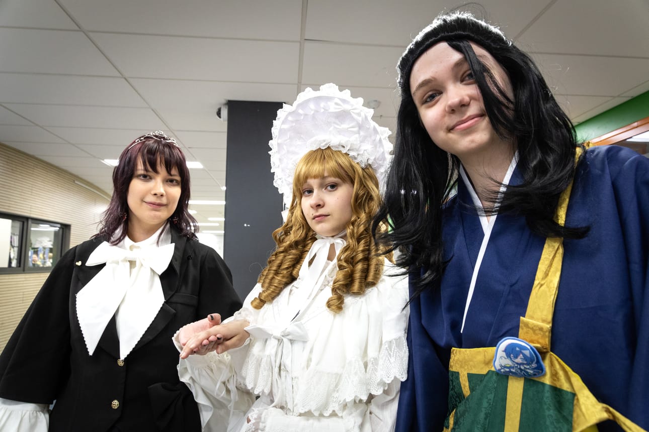 Venla Vähäkainu, Seela Tranberg ja Tiina Öljymäki osallistuivat cosplay-asuineen Kummaconiin jo neljättä kertaa.