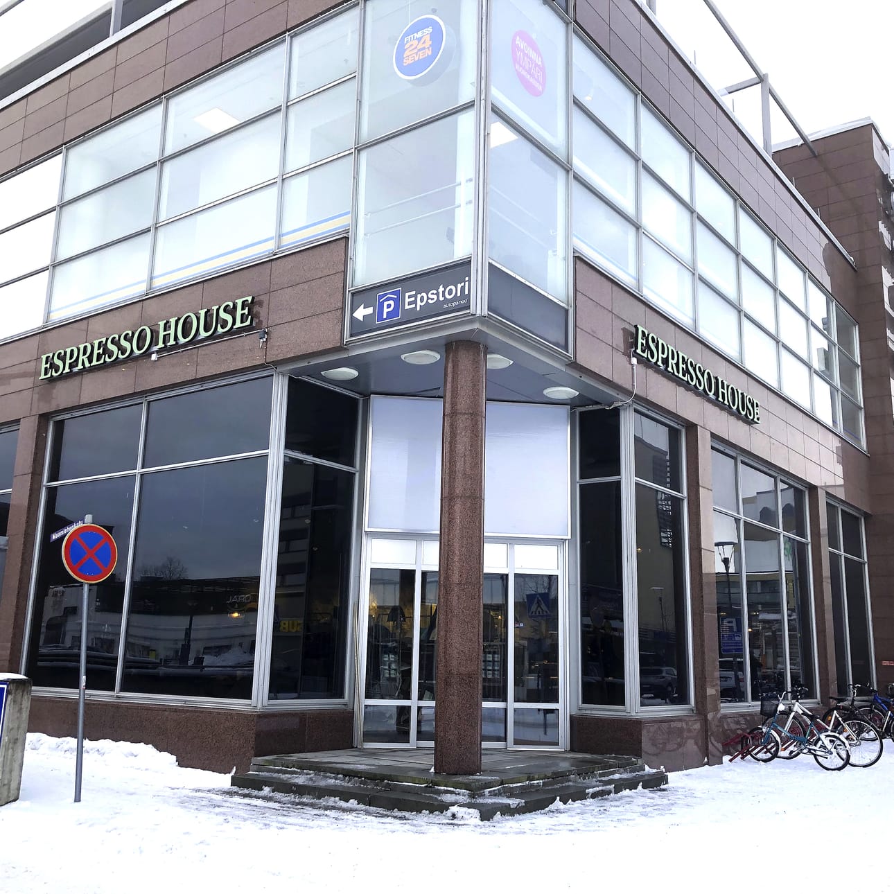 Espresso House sijaitsee Epstorin kulmauksessa. Kesäksi kahvilan edustalle tulee terassi.