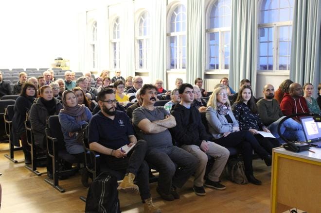 Ruotsinkielisen lukion auditoriossa kuntalaiskokouksen keskusteluissa nousi esille kristiinalaisten halukkuus osallistua ja kehittää kotikaupunkiaan. KUVA: MINNA ZILLIACUS