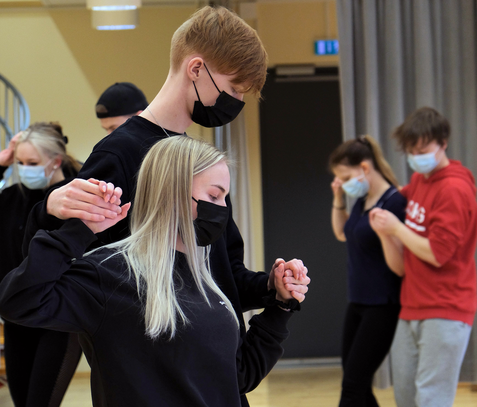 Vanhat tanssivat Oulaisissa perjantaina –Iltaviiden esitykseen ovat tervetulleita nuorten läheiset