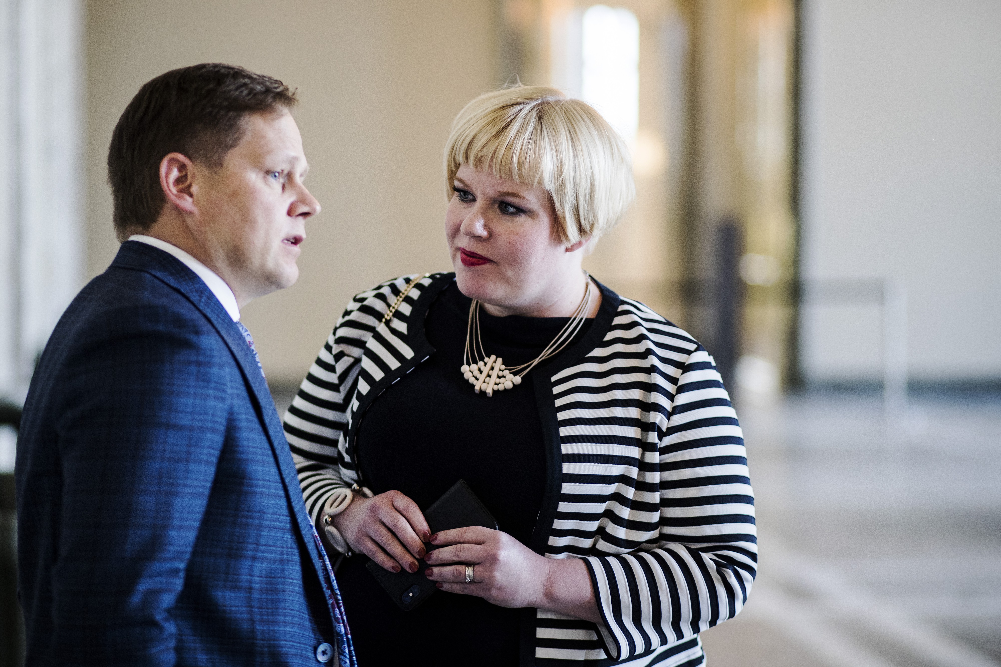 Perhe- ja peruspalveluministeri Annika Saarikko (kesk.) oli tyytyväinen siihen, että valinnanvapausesitys voidaan käsitellä eduskunnassa. Saarikko keskusteli perjantaina eduskunnassa kansanedustaja Markus Lohen (kesk.) kanssa.